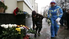 Lidé v Moskvě uctívají památku Alexandrovců a ostatních pasažérů z havarovaného letadla