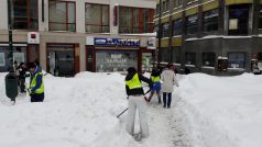 Odklízení sněhu před jabloneckou radnicí