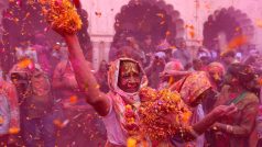 Indie slavila hinduistický svátek hólí známý také jako Slavnost barev.