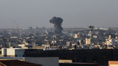 Kouř po izraelských náletech ve východním Rafáhu