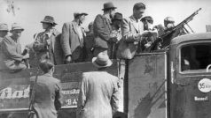 Vyzbrojování partyzánskách oddílů. Nástup dělníků v bývalých Baťovanech do povstání v ranních hodinách 29. srpna 1944