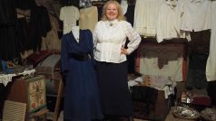 Marta Mastná se sbírkou šatů po jejích předcích