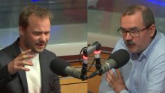 Michal Uhl (vlevo) a Pavel Žáček bouřlivě diskutují na téma ÚSTR v pořadu Pro a Proti