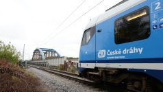 Vlak mezi Pardubicemi a Rosicemi projíždí ještě po starém mostě
