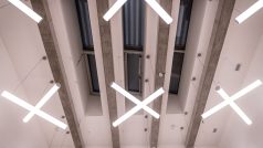 Umělé osvětlení doplňují v Gočárově galerii i průřezy strechy, které je možné variabilně zastiňovat