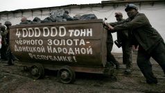 &quot;Čtyři miliony tun černého zlata - Doněcké lidové republice,&quot; hlásí vozík v uhelném dole Makijivka na východoukrajinském Donbasu. Snímek ze září 2016