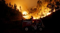 Několik stovek hasičů se snaží dostat pod kontrolu lesní požár ve středním Portugalsku