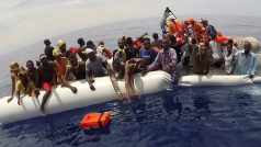 Itálie chce kvůli pokračujícímu přílivu migrantů vyslat vojenské lodě k libyjským břehům.
