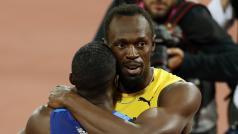 Justin Gatlin a Usain Bolt v cíli běhu na 100 metrů