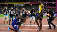 Justin Gatlin sice vyhrál, po závodě se ale klaněl Usainu Boltovi. Zatímco držitel bronzu sklízel ovace, na vítěze se v Londýně bučelo.