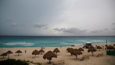 Pohled na blížící se bouři Nate z pláže v mexickém Cancunu