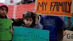 Dívka drží při protestu nedaleko budovy parlamentu v Aténách ceduli s nápisem: Kde je matka, kde je můj otec.