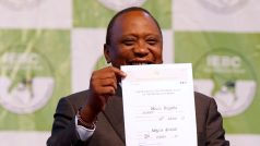 Keňský prezident Uhuru Kenyatta s osvědčením o svém zvolení