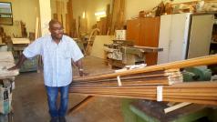 Dílna zřízená misií, kde mohou uprchlíci pracovat – například řezat dřevěné desky
