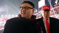 Dvojníci Kim Čong-una a Donalda Trumpa společně na záhájení Zimních olympijských her v Pchjongčchangu.
