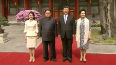 Vůdce KLDR Kim Čong-un a čínský prezident Si Ťin-pching s manželkami.