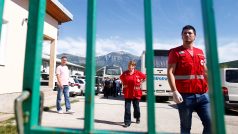 Pracovníci Červeného kříže u vstupní brány do uprchlického centra v Salakovci poblíž Mostaru (18. května 2018).