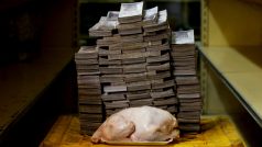 Kuře s váhou 2,5 kilogramů za 14,6 milionu bolivarů – suma 16. srpna podle Reuters odpovídala 2,22 dolaru