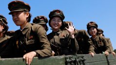 Severokorejská vojačka mává fotografovi (září 2018)