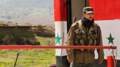 Syrský voják na hranici mezi Sýrií a Izraelem okupovanými Golanskými výšinami