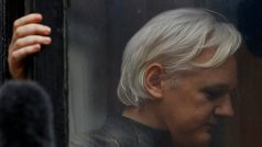 Assange se ukrýval na ekvádorské ambasádě, aby se vyhnul vydání do Švédska kvůli obvinění ze znásilnění (snímek z 19. května 2017)