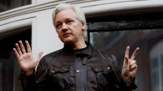 Assange se ukrýval na ekvádorské ambasádě v Londýně sedm let (snímek z 19. května 2017)