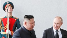 Před zahájením jednání si před kamerami potřásli rukama a nejvyšší ruský představitel Kimovi představil členy ruské delegace