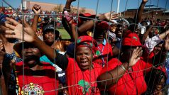 Příznivci jihoafrické levicové Strany bojovníků za ekonomickou svobodu v Johannesburgu vítají předsedu strany Juliuse Malema.