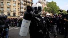 Pařížští policisté použili slzný plyn proti maskovaným účastníkům prvomájových protestů.