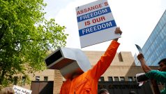 Británie už řekla, že pokud by Assangovi hrozil trest smrti, do Spojených států ho nevydá