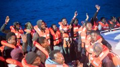 Snímek ze záchranné operace ve Středozemním moři (archivní snímek)