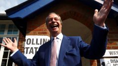 Lídr nové Strany pro brexit Nigel Farage má důvod k úsměvu, jeho strana má podle průzkumů v Británii vyhrát