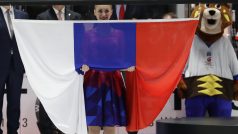 Ke střeše haly stoupá ruská vlajka, ta česká zůstane připravena v zákulisí