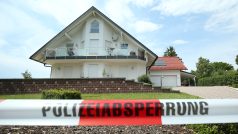 Policejní páska před domem zavražděného politika Waltera Lübckeho poblíž německého Kasselu