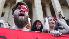 Demonstranti používají při protestech pásky na oči, na nich mají napsáno 20 % - na mysli mají pětinu území, které nemá centrální vláda pod kontrolou, tedy separatistické regiony Abcházie a Jižní Osetie