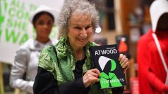 Kanadská spisovatelka Margaret Atwoodová se svým novým románem The Testaments (Závěti)