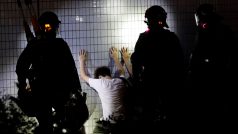 Policie při zadržení několika demonstrujících v Hongkongu