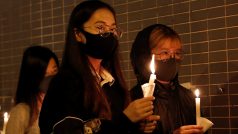 Tisíce lidí v Hongkongu uctily památku zesnulého studenta