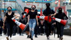 Demonstranti v centru Hongkongu s kužely, které používají na stavbu barikád