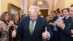 Vítězného Borise Johnsona vítají zaměstnanci v sídle premiéra na londýnské Downing Street.