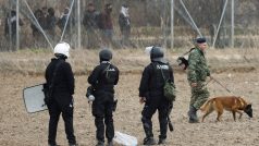 Řečtí policisté hlídají hraniční přechod Pazarkule-Kastanies na hranici Turecka s Řeckem