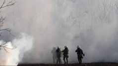 Řecká policie v oblacích slzného plynu na hraničním přechodu Pazarkule-Kastanies na hranici Turecka s Řeckem