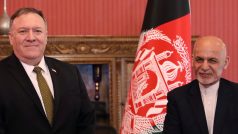 Americký ministr zahraničí Mike Pompeo (vlevo) a jeden z afghánských prezidentů Ašraf Ghání
