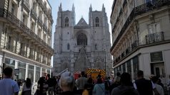 Dav přihlížejících před katedrálou svatého Petra a Pavla v Nantes