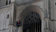 Hasiči zasahují u požáru katedrály Sv. Petra a Pavla ve francouzském Nantes