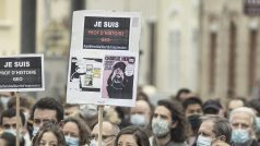 Ve Francii demonstrovali lidé po vraždě učitele.