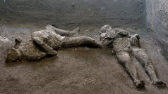 Pozůstatky muže a jeho otroka, kteří zemřeli při erupci Vesuvu, objevili archeologové při vykopávkách v antickém městě Pompeje v Itálii (fotografie z 18. listopadu)