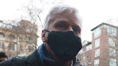 Julian Assange ve středu dorazil k soudu v Londýně.