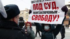 Účastnice demonstrace v Novosibirksu s transparentem s nápisem „…svobodu politickým vězňům“