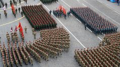 Přehlídky v Moskvě se zúčastnilo 37 armádních jednotek. Před tribunou, na níž stál Putin a další ruští činitelé, projelo v mechanizované koloně 190 kusů bojové a speciální techniky.